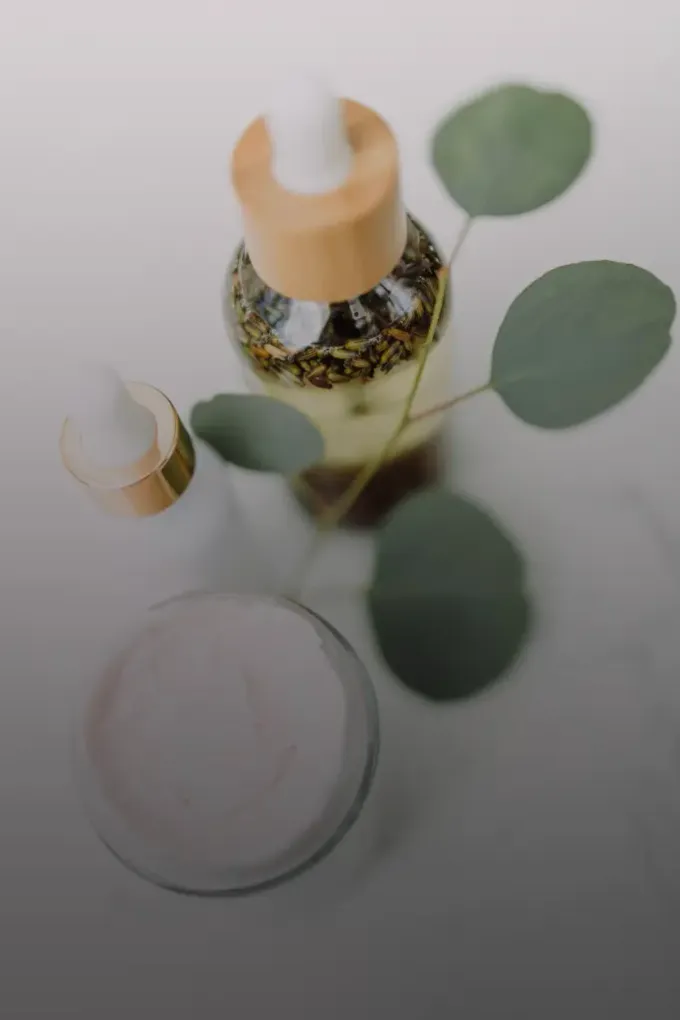 Verzorgende olie en crème met eucalyptus