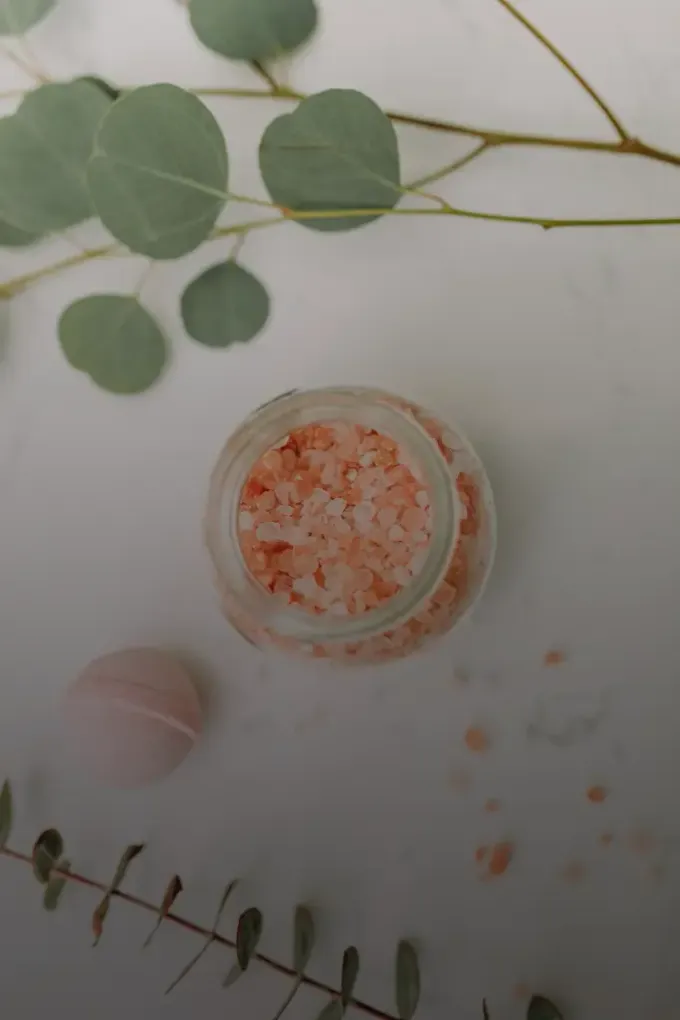 Roze badzout en eucalyptus voor een ontspannen verzorgingsmoment