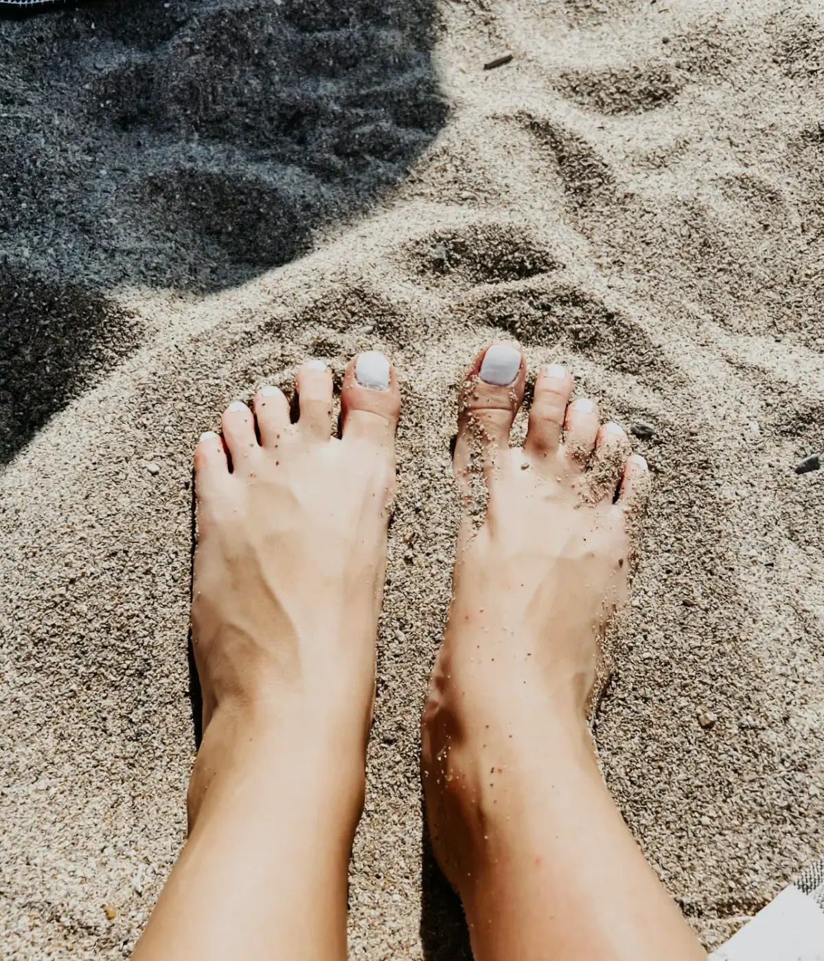 Verzorgde voeten in het zand